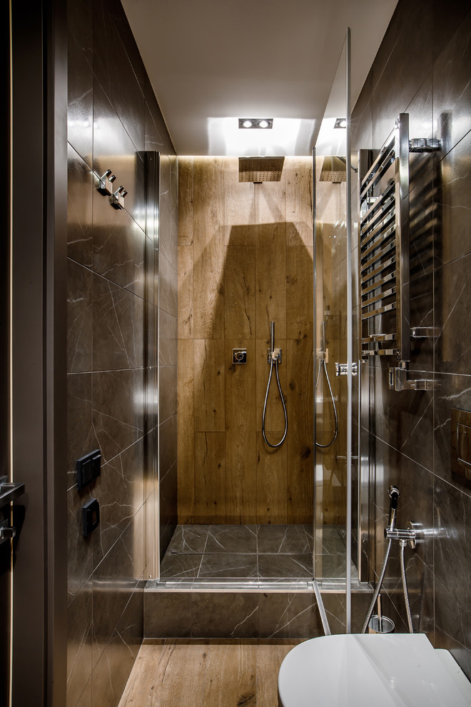 Design ideas for a small contemporary 3/4 bathroom in Yekaterinburg with an alcove shower, a wall-mount toilet, gray tile, marble, porcelain floors and a hinged shower door.