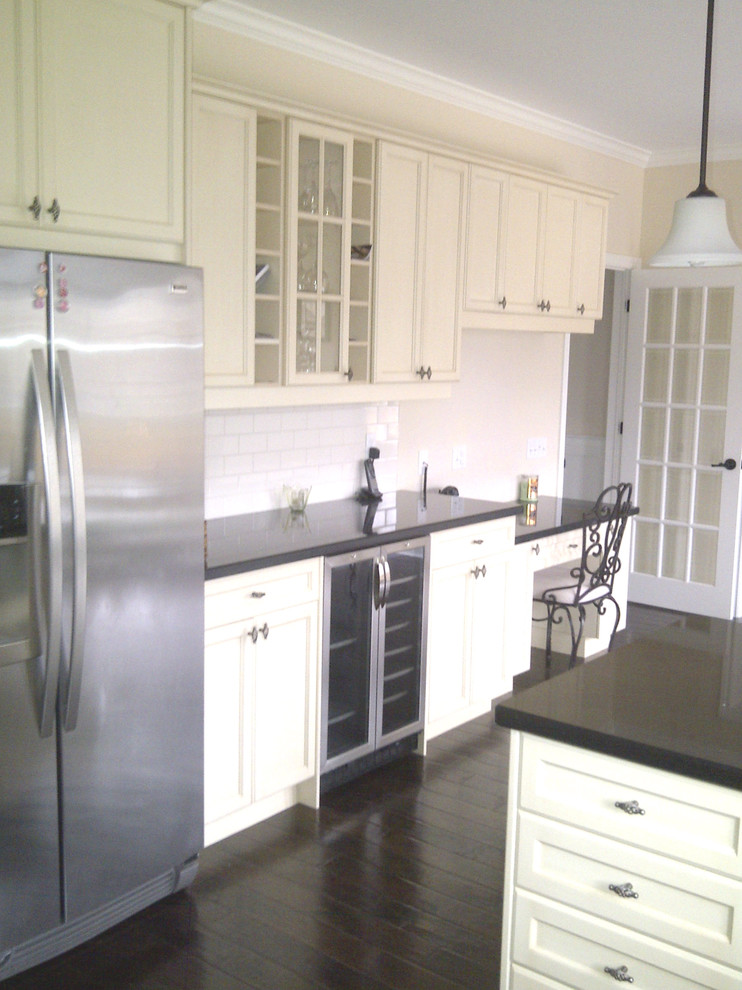 Transitional kitchen photo in Toronto