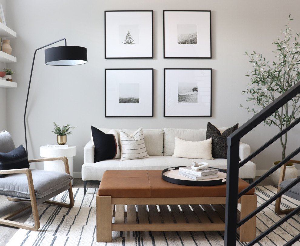 Offenes Modernes Wohnzimmer mit grauer Wandfarbe, Laminat und grauem Boden in Seattle