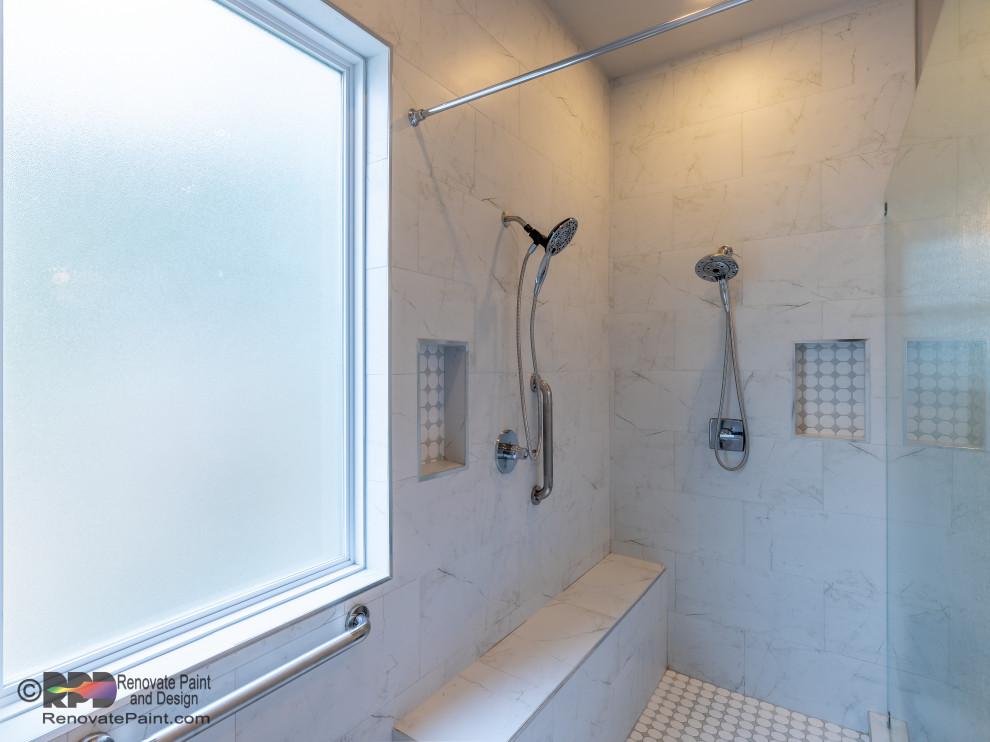 Idéer för stora funkis vitt en-suite badrum, med släta luckor, vita skåp, en öppen dusch, vit kakel, beige väggar, klinkergolv i keramik, ett undermonterad handfat, bänkskiva i kvarts, vitt golv och med dusch som är öppen