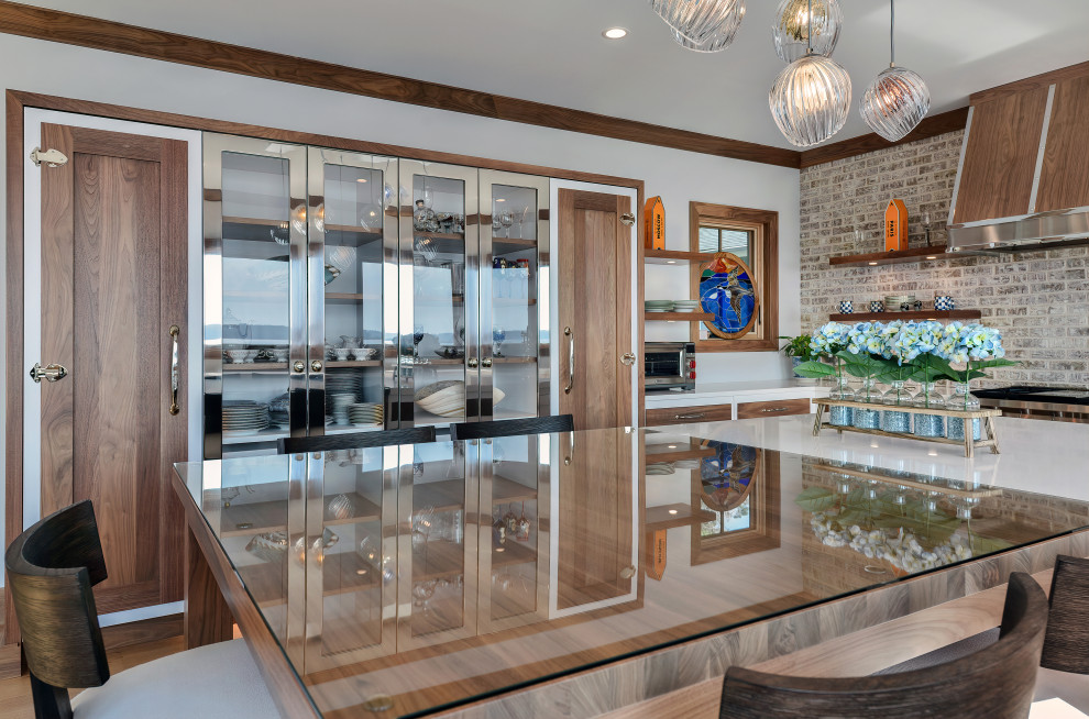 Mittelgroße Klassische Küche in U-Form mit Schrankfronten im Shaker-Stil, hellbraunen Holzschränken, hellem Holzboden, Kücheninsel und weißer Arbeitsplatte in New York