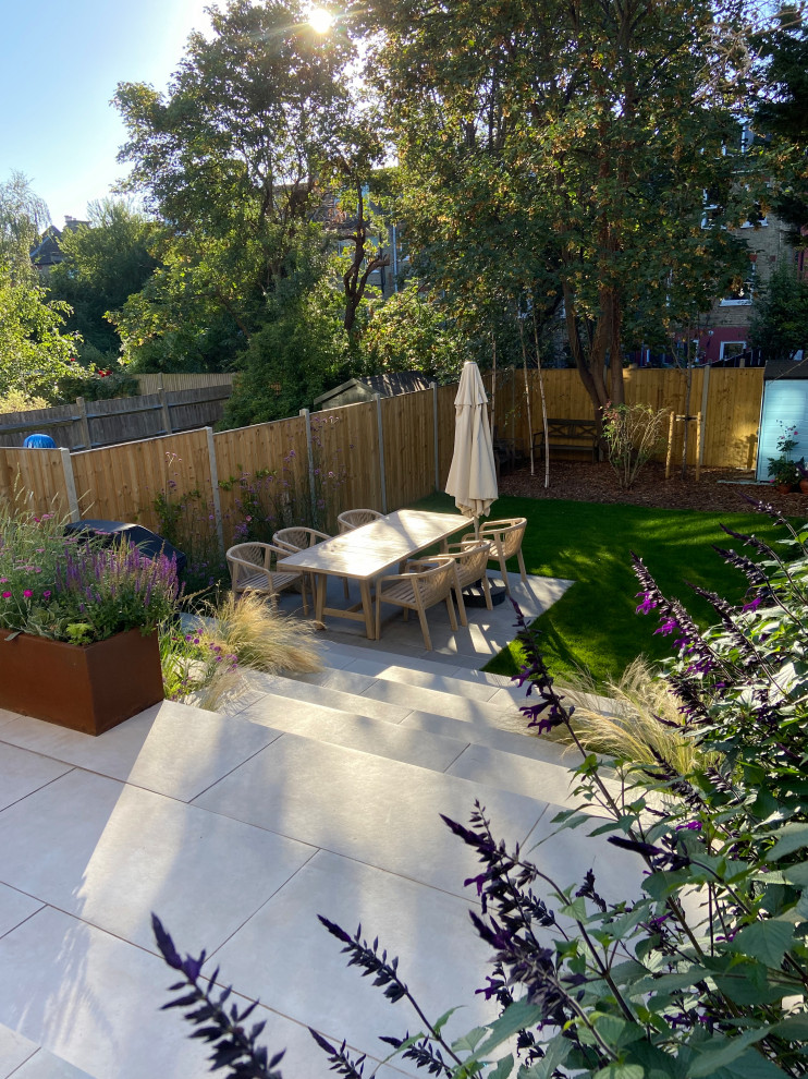 Immagine di un piccolo giardino xeriscape design esposto a mezz'ombra dietro casa in estate con scale e pavimentazioni in pietra naturale