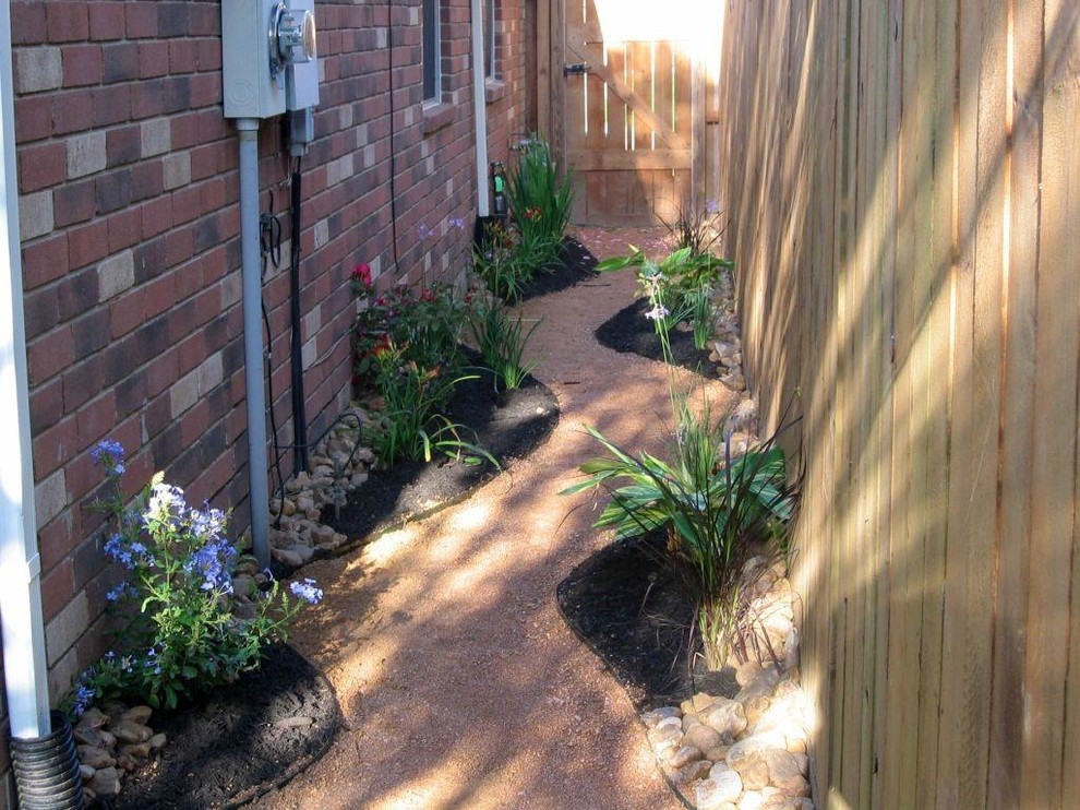 Mid-sized traditional side yard partial sun garden in Houston with gravel and a garden path.