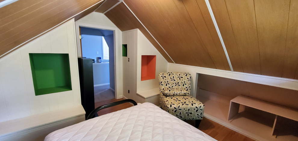 Inspiration för ett litet könsneutralt barnrum kombinerat med sovrum, med flerfärgade väggar