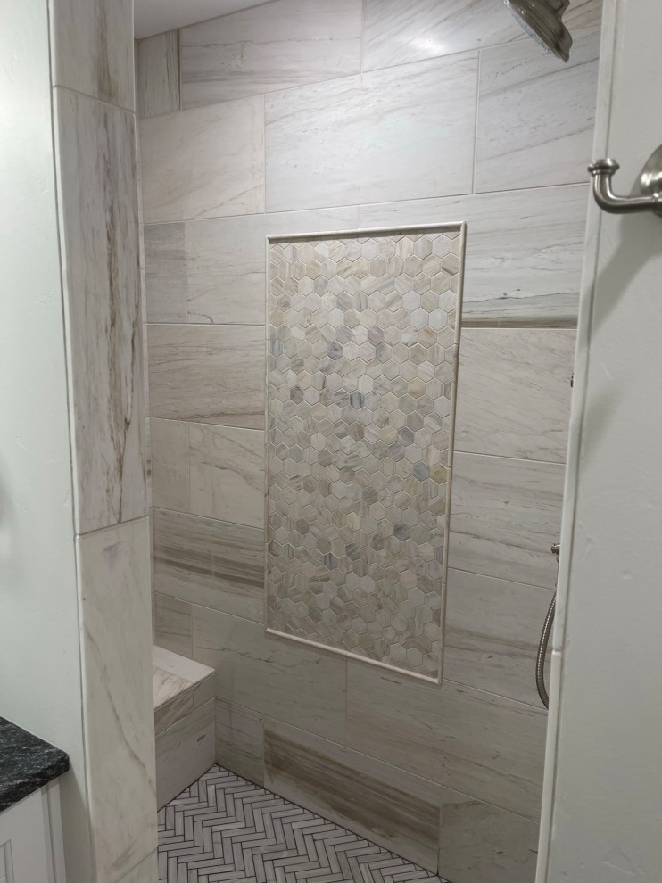 Diseño de cuarto de baño principal minimalista de tamaño medio con ducha abierta, baldosas y/o azulejos grises, baldosas y/o azulejos de cerámica, suelo de baldosas de cerámica, ducha abierta y banco de ducha
