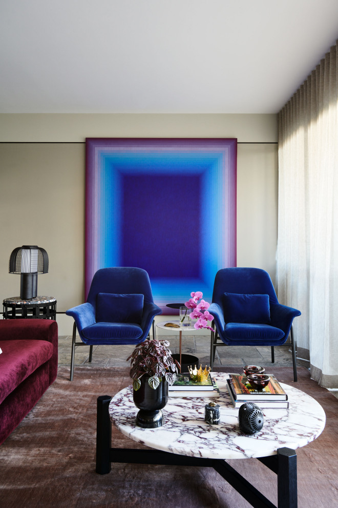 Immagine di un soggiorno eclettico di medie dimensioni e aperto con sala formale, pareti beige, pavimento in travertino e pavimento grigio