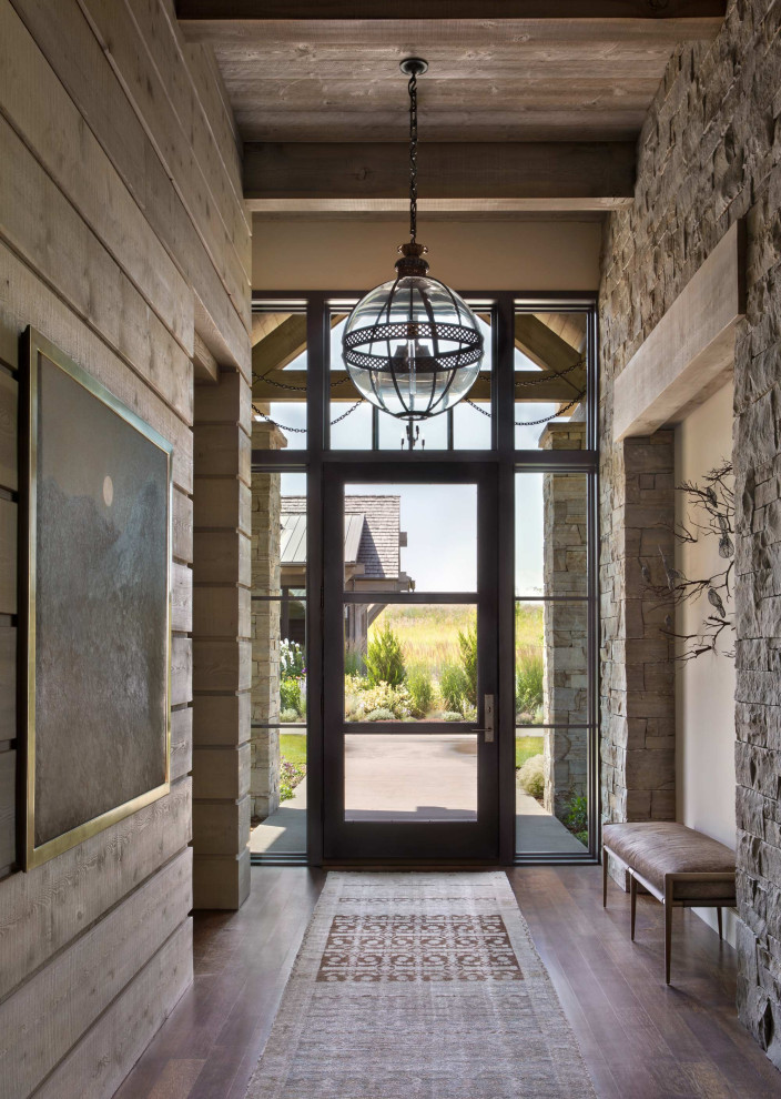 Ispirazione per un ingresso o corridoio stile rurale con parquet scuro, una porta singola e una porta in vetro