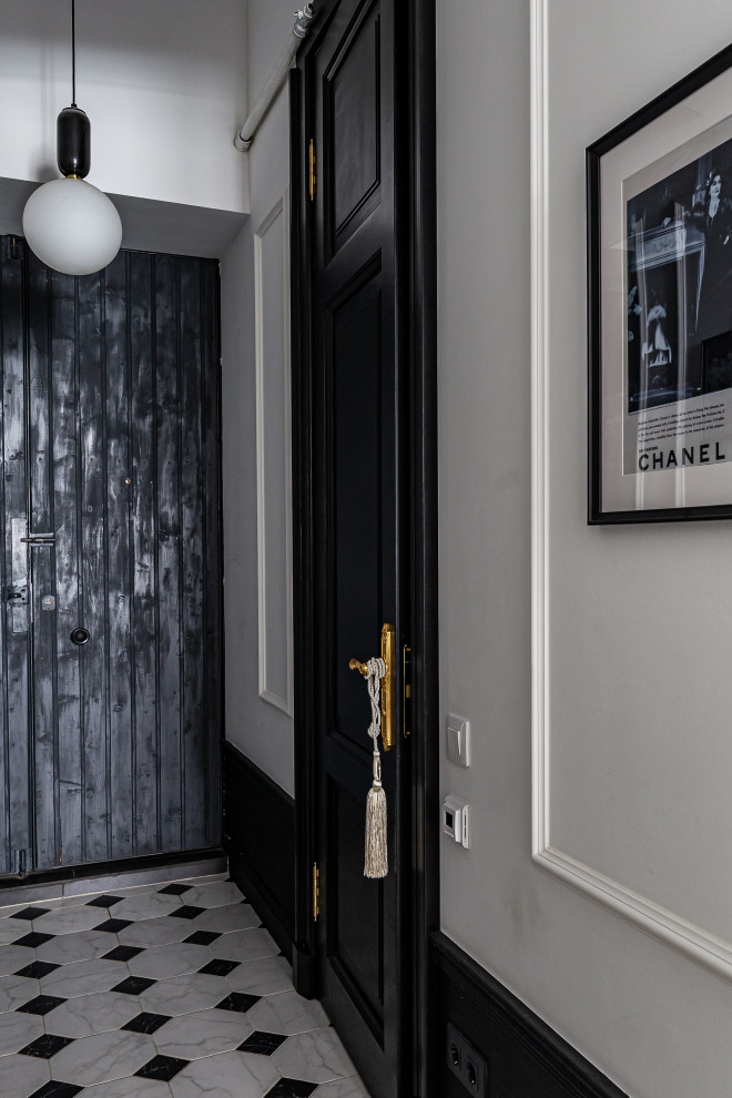 Стильный дизайн: узкий коридор среднего размера в стиле ретро с белыми стенами, полом из керамической плитки и белым полом - последний тренд