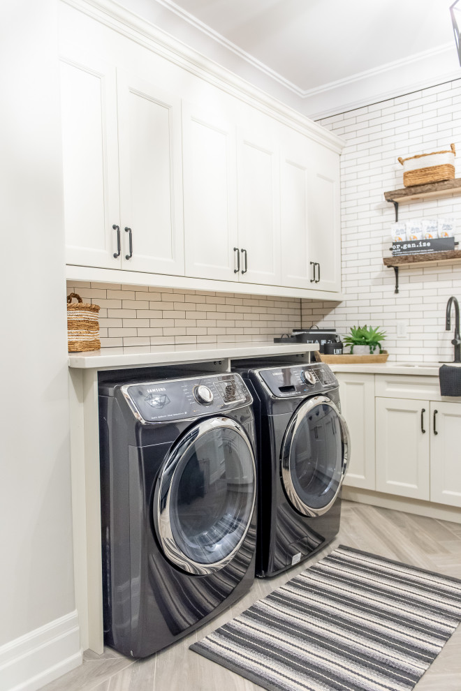 Home design - transitional home design idea in Toronto