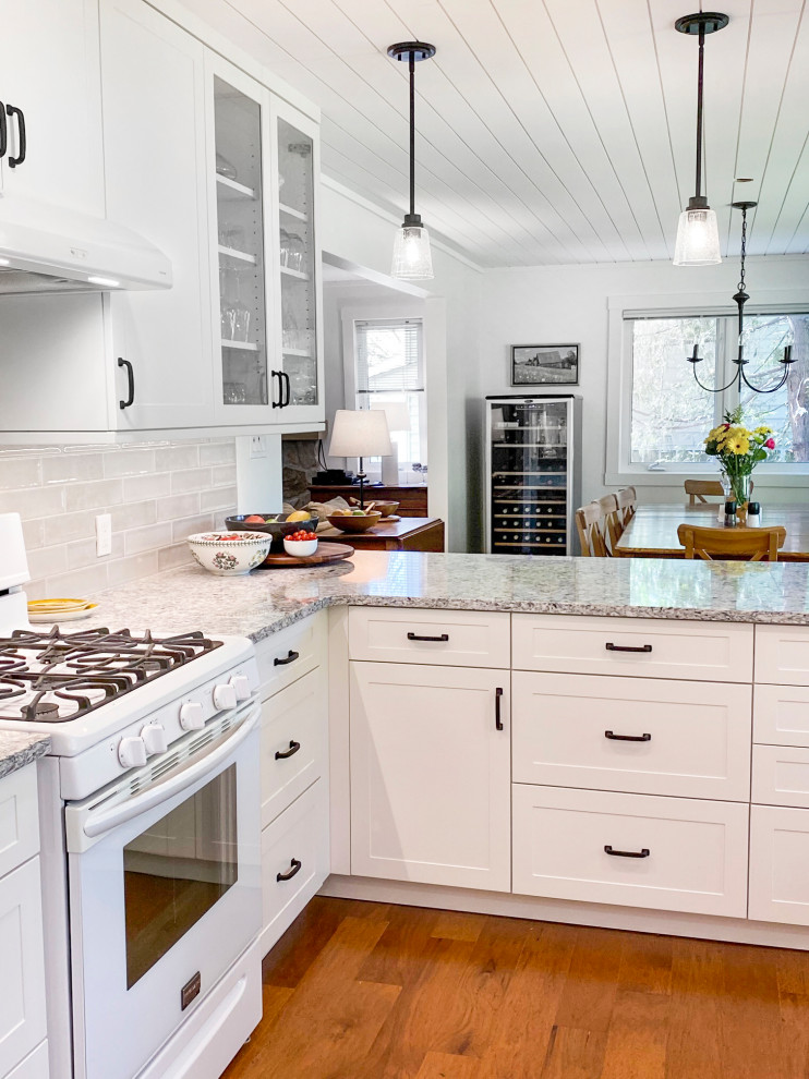 Transitional kitchen photo in Toronto