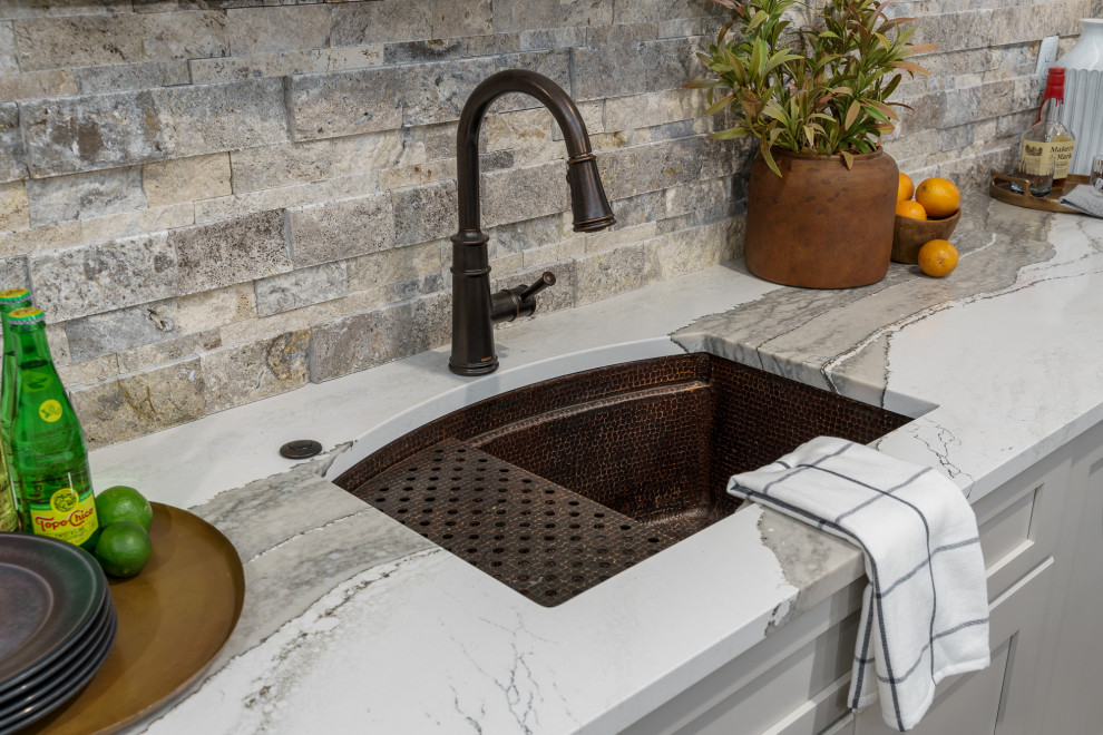 Transitional home design photo in Columbus