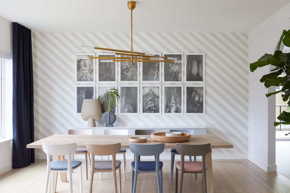 Свежая идея для дизайна: кухня-столовая в современном стиле с светлым паркетным полом - отличное фото интерьера