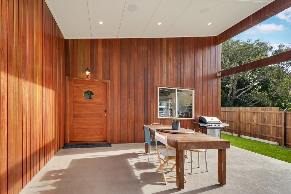 Beach style deck in Sunshine Coast.