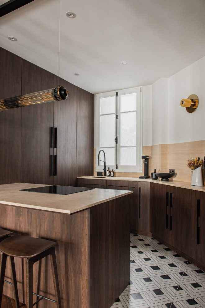Modern inredning av ett mellanstort beige linjärt beige kök med öppen planlösning, med öppna hyllor, laminatbänkskiva, beige stänkskydd, integrerade vitvaror, cementgolv, en köksö och vitt golv