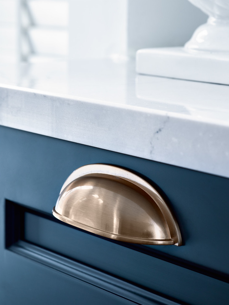 Example of a mid-sized transitional l-shaped medium tone wood floor enclosed kitchen design in Toronto with an undermount sink, recessed-panel cabinets, blue cabinets, quartz countertops, white backsplash, subway tile backsplash, stainless steel appliances and an island