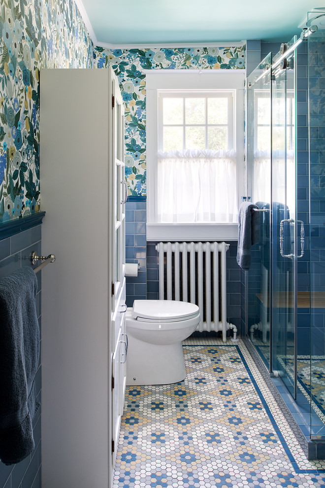 Стильный дизайн: маленькая ванная комната в стиле фьюжн с фасадами в стиле шейкер, белыми фасадами, угловым душем, раздельным унитазом, синей плиткой, плиткой кабанчик, разноцветными стенами, полом из мозаичной плитки, душевой кабиной, врезной раковиной, столешницей из искусственного кварца, разноцветным полом, душем с раздвижными дверями, белой столешницей, сиденьем для душа, тумбой под одну раковину, напольной тумбой и обоями на стенах для на участке и в саду - последний тренд