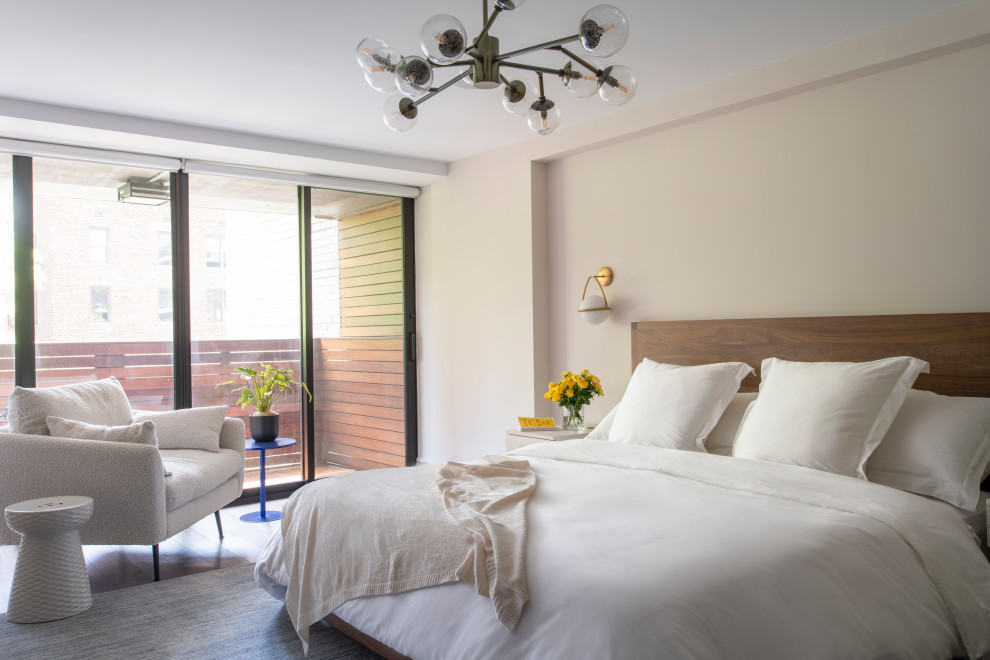 Стильный дизайн: хозяйская спальня среднего размера в современном стиле с бежевыми стенами, паркетным полом среднего тона и коричневым полом - последний тренд