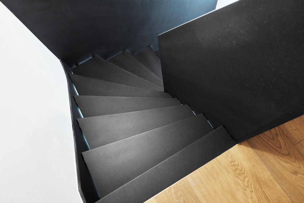 Mittelgroße Industrial Treppe in U-Form mit Holz-Setzstufen und Tapetenwänden in Frankfurt am Main