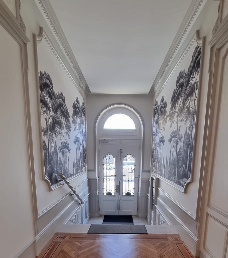 Idée de décoration pour un hall d'entrée tradition avec un mur gris, un sol en travertin, une porte double, une porte blanche, un sol beige, un plafond en bois et du papier peint.