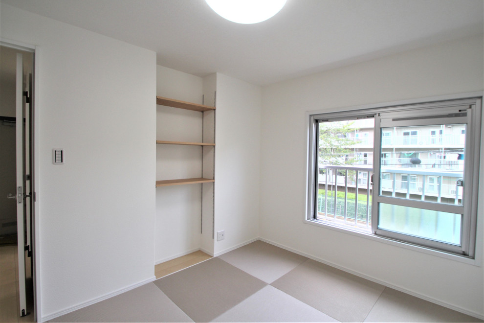Foto de dormitorio principal y blanco contemporáneo con paredes blancas, tatami, suelo marrón y papel pintado