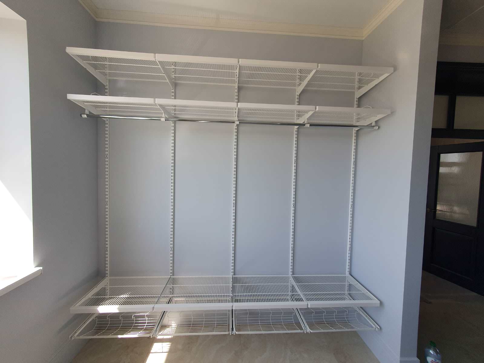 Гардеробная комната с элементами из дерева серии Decor