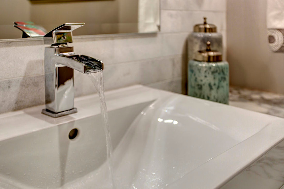 Стильный дизайн: ванная комната среднего размера в стиле неоклассика (современная классика) с темными деревянными фасадами, белой плиткой и плиткой кабанчик - последний тренд