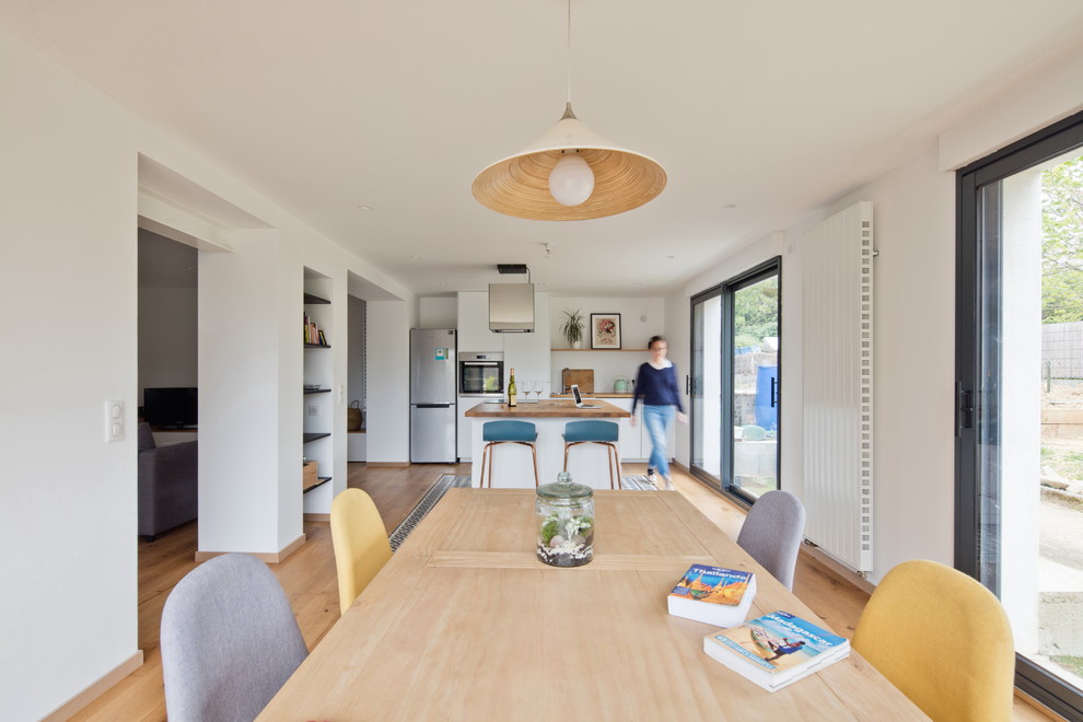 Inspiration for a mid-sized contemporary dining room in Nantes with light hardwood floors.