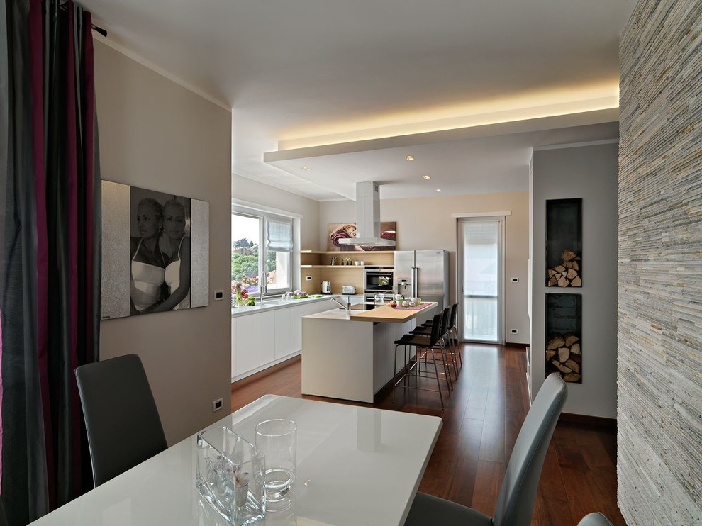 This is an example of a contemporary dining room in Turin.