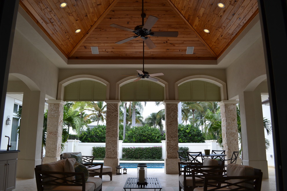 Elegant deck photo in Miami