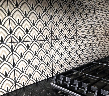 Eat-in kitchen - large eclectic u-shaped laminate floor and brown floor eat-in kitchen idea with an undermount sink, glass-front cabinets, gray cabinets, quartz countertops, multicolored backsplash, ceramic backsplash, stainless steel appliances, an island and black countertops