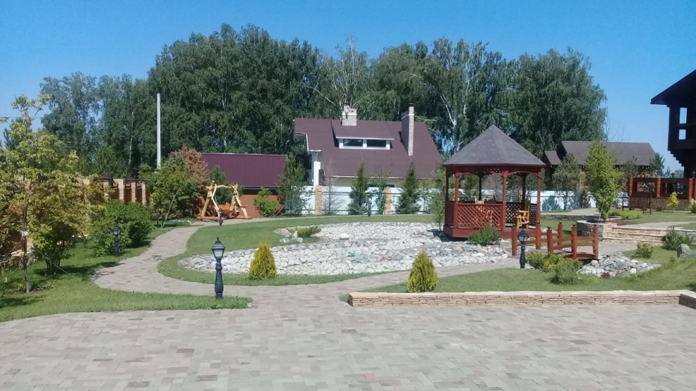 Сад с водоемом.