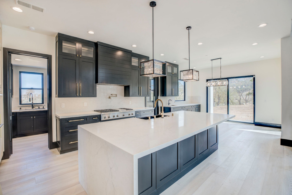 Design ideas for an expansive kitchen in Sacramento.