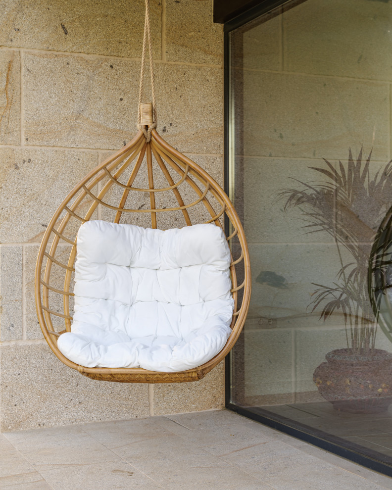 Ejemplo de terraza in patio lateral With adoquines de piedra natural and pérgola