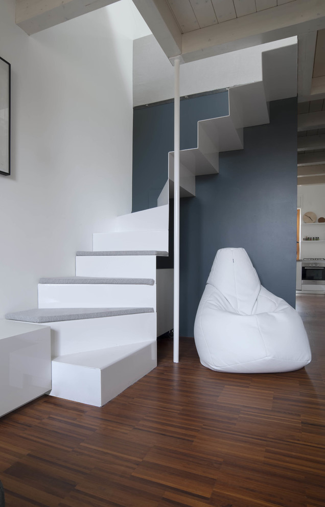 Design ideas for a small contemporary metal l-shaped staircase in Milan with metal risers.
