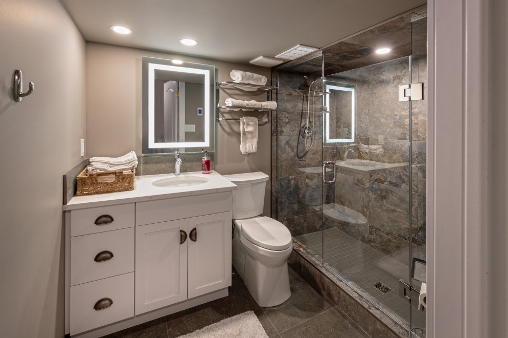 Пример оригинального дизайна: ванная комната среднего размера в стиле рустика с фасадами в стиле шейкер, белыми фасадами, душем в нише, унитазом-моноблоком, разноцветной плиткой, керамической плиткой, бежевыми стенами, полом из керамической плитки, накладной раковиной, столешницей из искусственного кварца, разноцветным полом, душем с распашными дверями, разноцветной столешницей, сиденьем для душа, тумбой под одну раковину и напольной тумбой