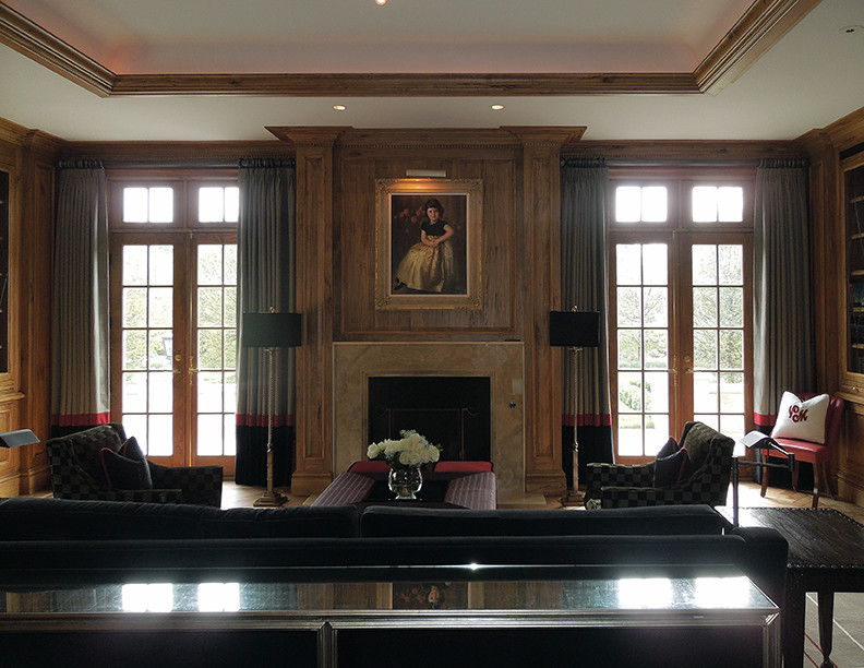 Großes Klassisches Lesezimmer mit braunem Holzboden, Kamin, Kaminumrandung aus Stein, braunem Boden und eingelassener Decke in Chicago