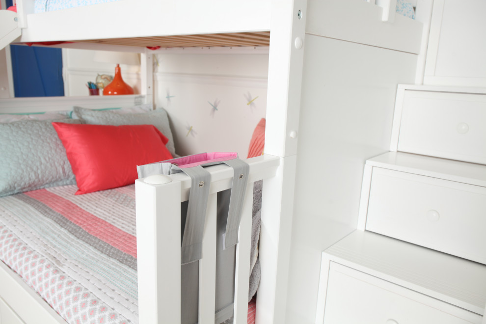 Cette image montre une chambre d'enfant style shabby chic de taille moyenne avec un mur gris, parquet clair, un sol blanc et du papier peint.