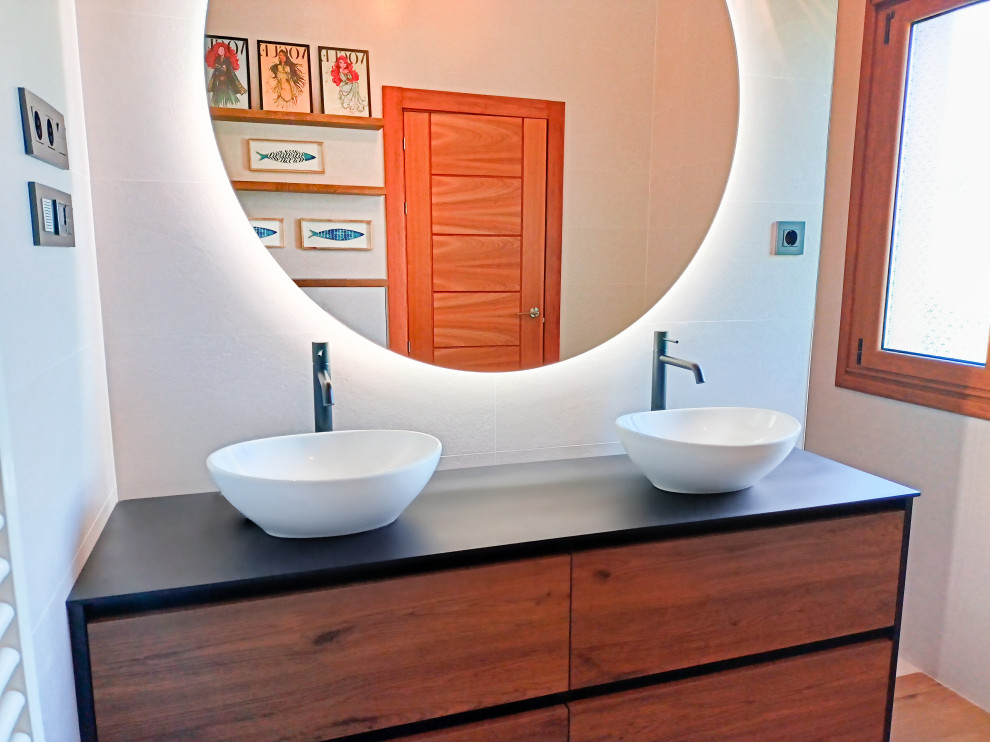 Un spa en casa: un baño amplio, cálido y lleno de detalles funcionales