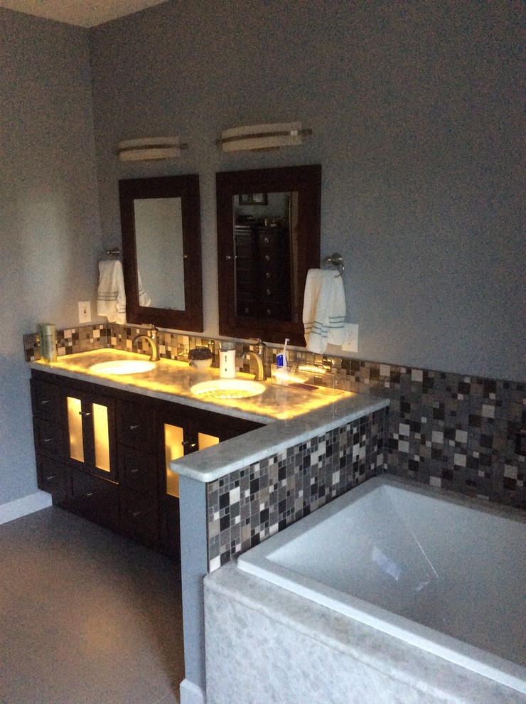Bathroom - mid-sized transitional bathroom idea