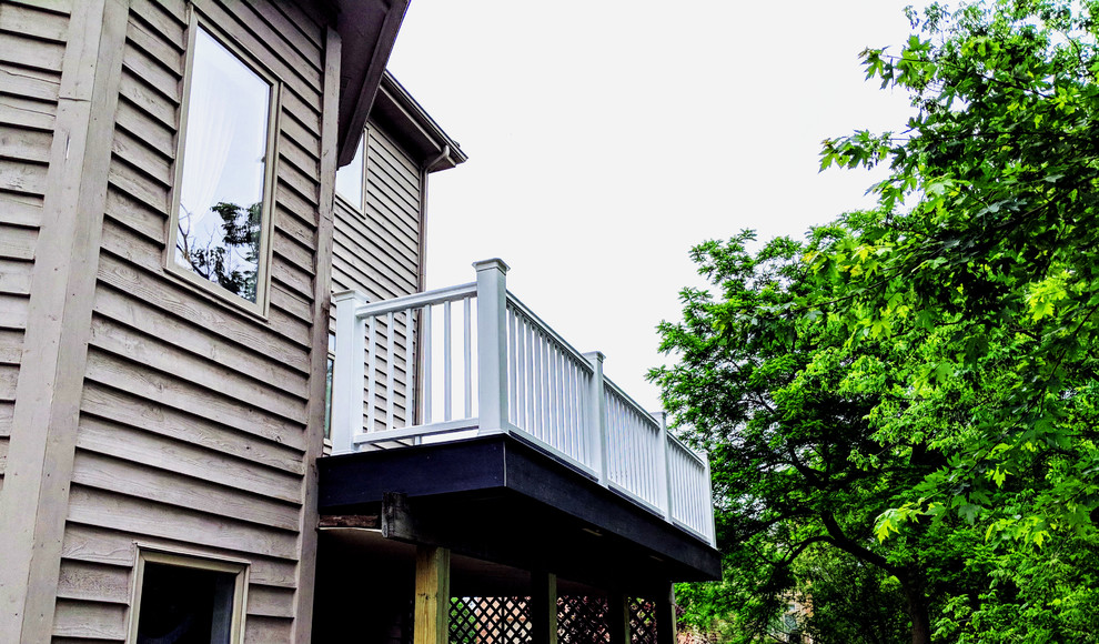 Example of an island style deck design in Chicago