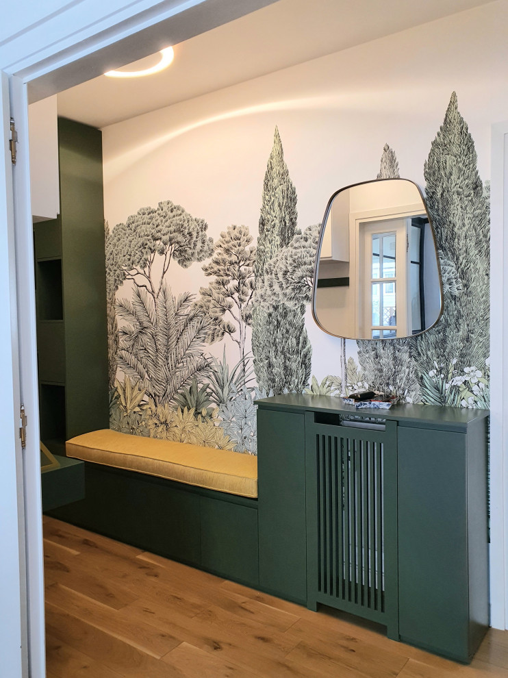 Idée de décoration pour une entrée design de taille moyenne avec un couloir, un mur vert, parquet clair, une porte simple, une porte blanche, un sol beige et du papier peint.