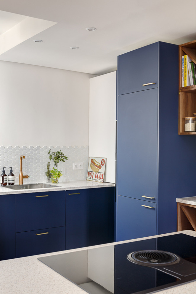 Design ideas for a mid-sized contemporary u-shaped open plan kitchen in Paris with an undermount sink, beaded inset cabinets, blue cabinets, terrazzo benchtops, white splashback, ceramic splashback, panelled appliances, ceramic floors, a peninsula, grey floor and white benchtop.
