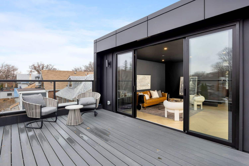 Example of a transitional home design design in Toronto