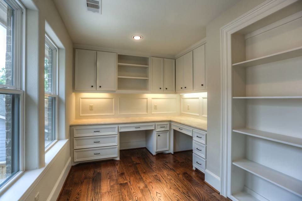 Example of a transitional home design design in Houston