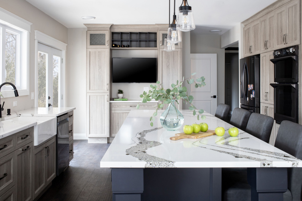 Kitchen - transitional kitchen idea in Toronto