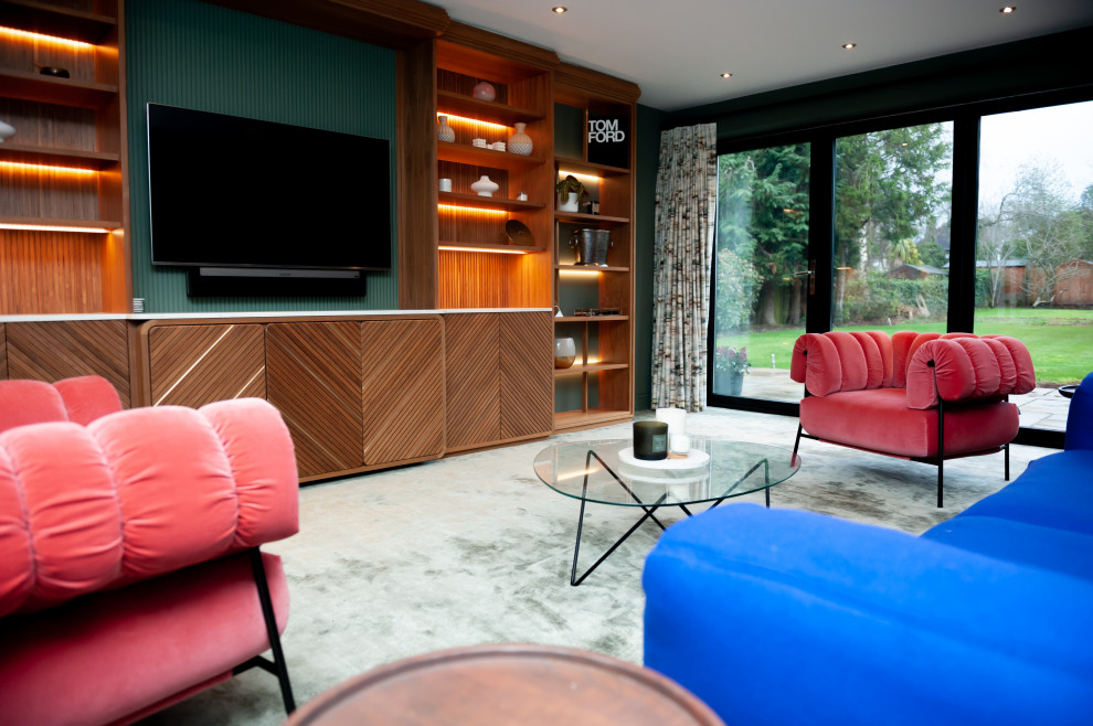 Ispirazione per un soggiorno design con pareti verdi e moquette