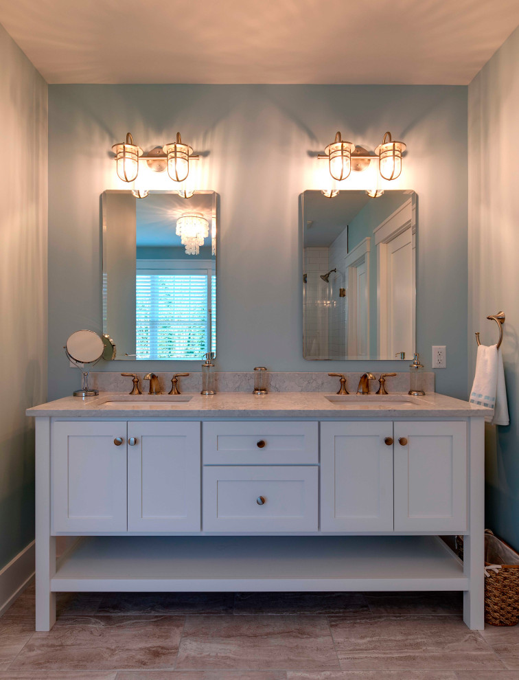 Klassisk inredning av ett stort grå grått en-suite badrum, med luckor med infälld panel, vita skåp, blå väggar, klinkergolv i porslin, ett undermonterad handfat, bänkskiva i kvartsit och beiget golv
