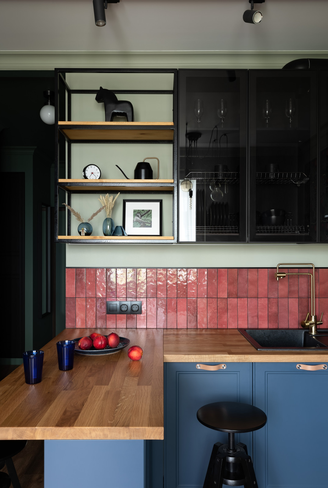 Квартира с голубой кухней и детской с шалашом