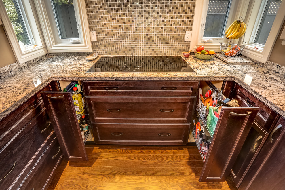Transitional kitchen photo in Toronto