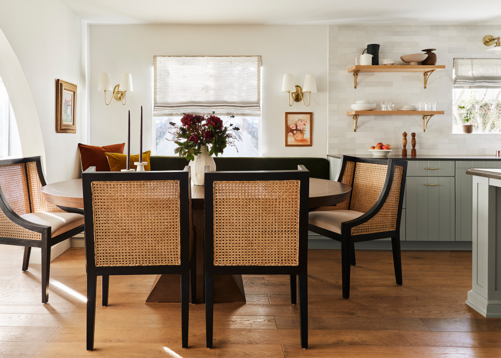 Foto di una sala da pranzo aperta verso la cucina chic con pareti bianche, pavimento in legno massello medio e pavimento marrone